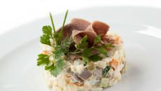 Вкусный салат «Оливье», как приготовить с отварным языком