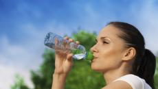 Cómo beber agua durante el día para adelgazar