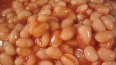 Pengalengan kacang dalam tomat untuk musim dingin: resep