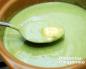 Pour les amateurs de plats non seulement délicieux, mais aussi beaux : soupe de purée de pois verts