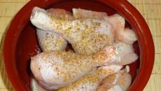 느린 밥솥의 닭 다리-사진이 담긴 요리법