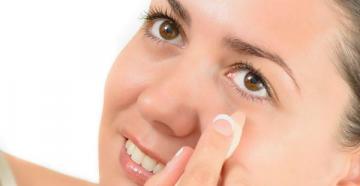 Comment utiliser un correcteur visage : règles de base et conseils pratiques