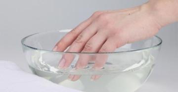 Jak usunąć sztuczne paznokcie za pomocą kleju: 6 sposobów