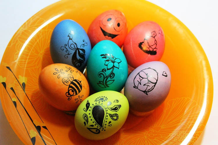 Mewarnai Telur  Paskah  Dengan Menggunakan Spidol GAMBAR 